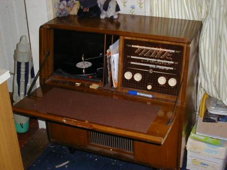 Early 1950s radiogram with AM radio and record changer
